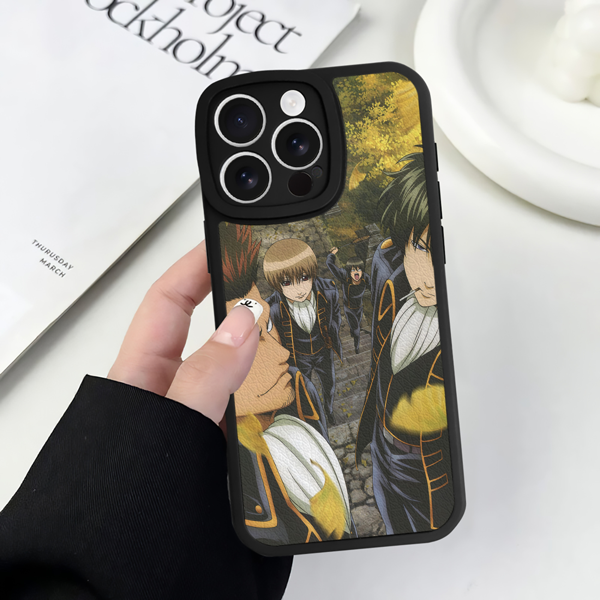 （画像用） ぎんたま 坂田銀時（さかたぎんとき） 神楽 志村新八（しむら しんぱち） GINTAMA Sakata Gintoki Kagura Shimura Shinpachi 【iPhone 16シリーズ対応】シリコンスマホケース（レザー調） 材質：シリコン
